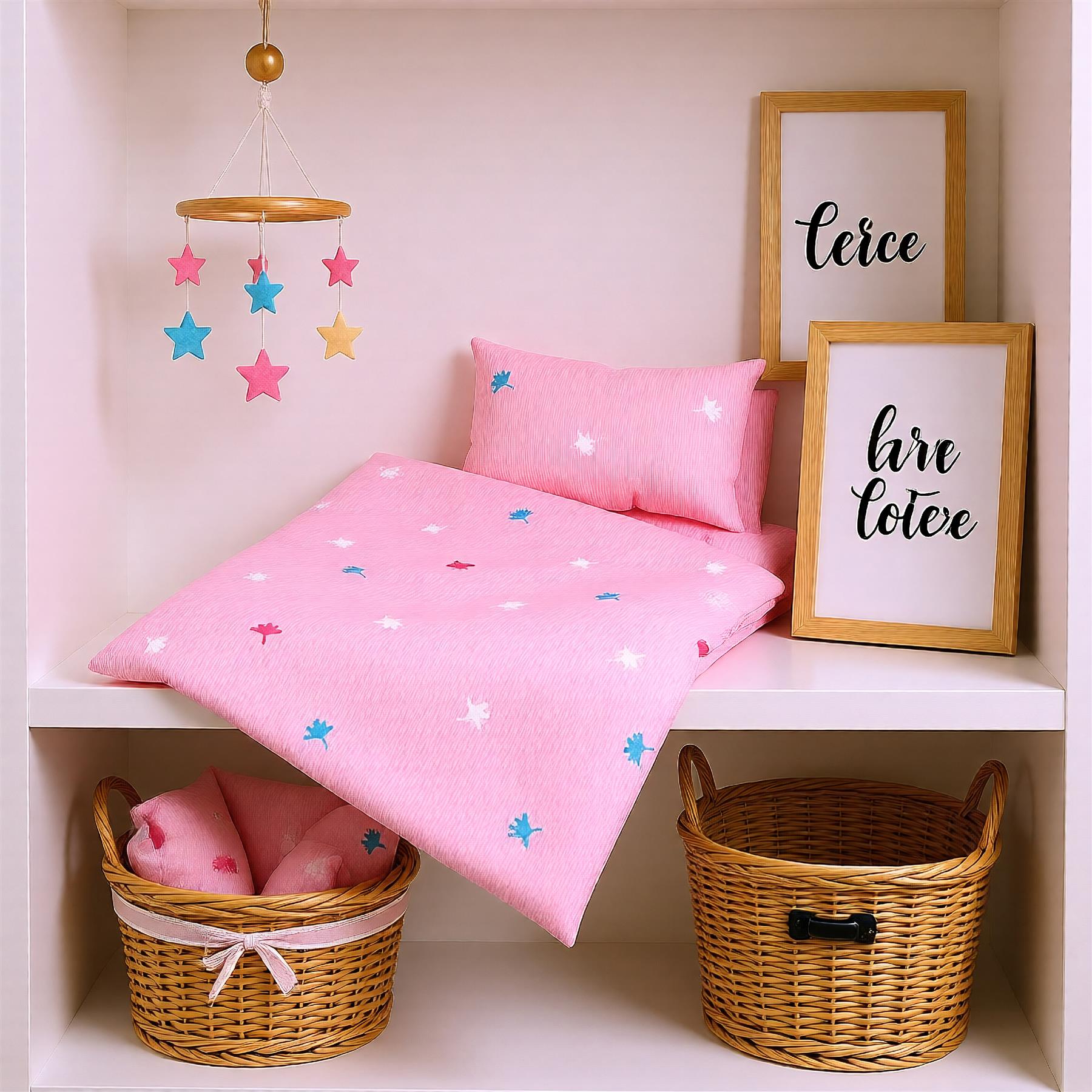 A pink bed set with star-shaped pattern, including a duv­­­­­­­­­­­­­­­­­­­­­­­­­­­­­­­ - The Magic Toy Shop